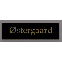 Sort skilt med guld farvet tekst