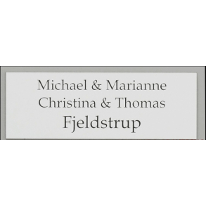 Hvidt skilt med sort tekst