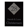 sort husskilt med st�l-look diamant husnummer