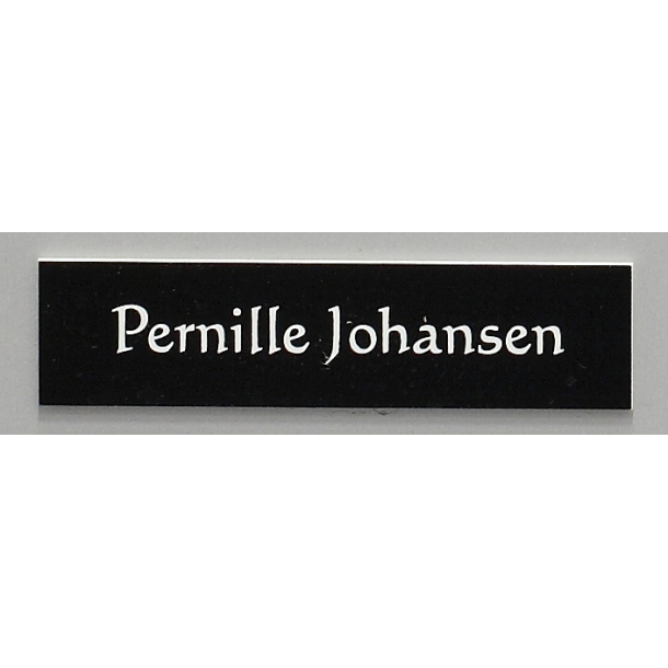 Sort skilt med hvid tekst