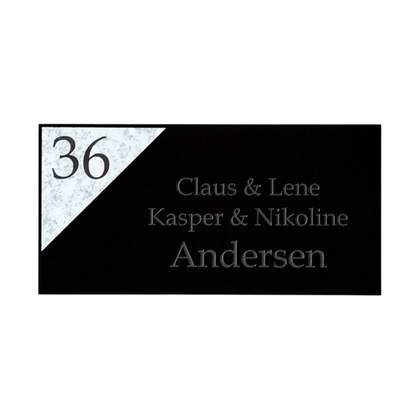 Sort navneskilt med hvid/gr� marmoreret trekant og husnummer