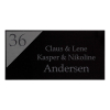 Sort navneskilt med st�l-look trekant og husnummer