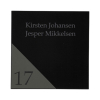 Sort navneskilt med venstre stillet st�l-look trekant og husnummer