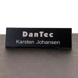 Navneskilt Sort med slvgr tekst