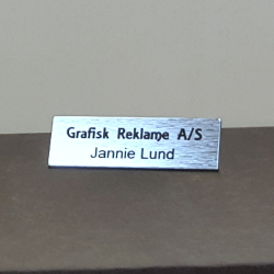 Navneskilt Stl look med sort