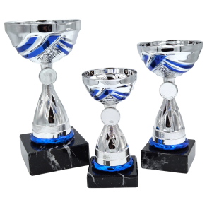 Blue Line pokal i 3 st�rrelser &ndash; s�lv pokaler med bl� detaljer og marmorsokkel
