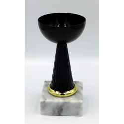 Sort Krone-pokal med guldb�nd og lys marmorsokkel