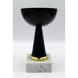 Sort Krone-pokal med guldb�nd og lys marmorsokkel