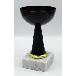 Sort Krone-pokal med guldb�nd og lys marmorsokkel