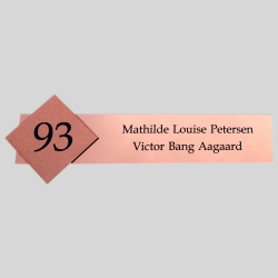 Husskilt i kobber look med graveret husnummer til facade