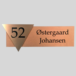 Husskilt i kobber metal look med husnummer til moderne bolig